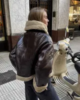 Campera marrón de cuero sintético con forro de corderito color beige en cuello, puños y ruedo.