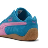 Championes Puma Speedcat OG, color azul con detalles en rosa y suela marrón.