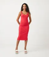 Vestido midi acanalado color rojo, con escote cuadrado y tirantes medios. Confeccionado en algodón sostenible con elastano para mayor elasticidad y libertad de movimiento.