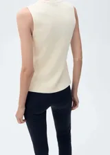 Chaleco negro de punto fino con cuello redondo, sin mangas y cierre frontal con botones.
