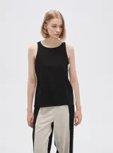 Musculosa negra con laterales en color crudo, de corte ajustado y cuello redondo.