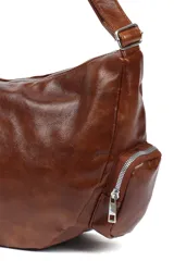 Bolso bandolera color marrón de cuero sintético con correa ajustable y bolsillo externo con cierre.
