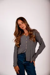 Blusa de morley elastizado color beige, de calce ajustado y mangas largas.