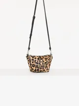Bandolera confeccionada en cuero con estampado animal print, detalles en cuero vacuno y cadena metálica plateada en el frente. Tiene correa regulable de cuero y bolsillo interno con cierre.