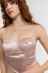Bustier blanco de breteles finos, con copas preformadas y detalle de tul en el escote.
