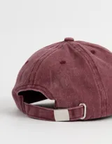 Gorra de denim color borgoña con bordado frontal que dice "New York 1990" en blanco.