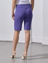 Bermuda color lila de gabardina elastizada, marca Zac & Rachel.