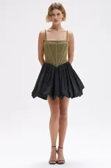 Vestido corto con corset dorado metálico y falda globo de tafetán negro.