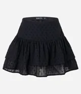Short pollera negro con cintura ancha, volados dobles y textura.