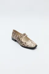 Zapato tipo Mary Jane color negro con textura de reptil, de charol sintético con punta cuadrada y triple tira con hebillas.