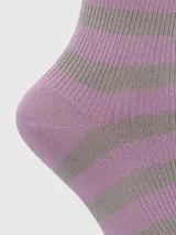 Calcetines largos a rayas horizontales grises y rosas, con puño acanalado y logo bordado de la marca.