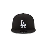 Gorro New Era negro con el logo de Los Angeles Dodgers bordado en blanco en el frente.