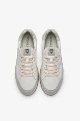 Zapatillas de media caña hechas de PIÑATEX®, con diseño en blanco y detalles en gris y verde.