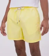 Bermuda de algodón color amarillo claro, con cintura elástica ajustable con cordón.
