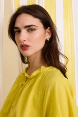 Aros dorados con detalle de esmalte negro en forma de corazón.