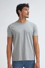 Remera gris claro de manga corta y cuello redondo.