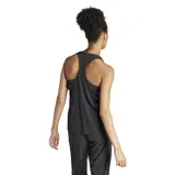 Musculosa deportiva negra de Adidas, con logo blanco en el pecho y espalda estilo nadador. Confeccionada con tecnología Aeroready.