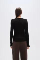 Remera negra de manga larga con cuello alto, confeccionada en viscosa y elastano, de corte ajustado.