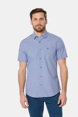 Camisa de manga corta a cuadros color rosado, modelo slim con bolsillo, confeccionada 100% en algodón.