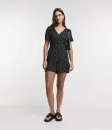 Enterito corto de viscosa con estampado floral liberty, escote en V, mangas cortas, botones en el busto y cintura elastizada.