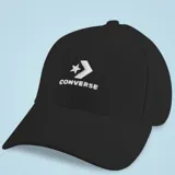 Gorro de béisbol negro con logo Converse bordado en blanco en el frente.