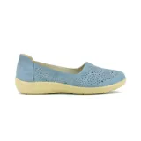 Zapato bajo negro con capellada calada y suela de goma.