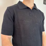 Chomba color marrón claro de tejido de punto con cuello polo y mangas cortas.