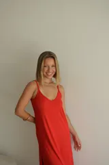 Vestido largo azul marino de viscosa, con tirantes finos y escote en V.