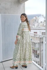 Vestido largo verde con estampado abstracto en tonos claros, corte amplio, cuello mao y mangas 3/4 acampanadas.