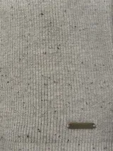 Sweater gris jaspeado de algodón con cuello redondo y mangas largas. Terminaciones en rib.