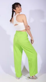 Pantalón sastrero negro de corte palazzo con pinzas en la cintura y bolsillos laterales.