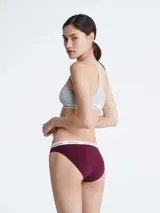 Bombacha clásica Calvin Klein color borgoña con estampado de logos.