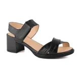 Sandalias de cuero sintético color negro, con tiras cruzadas con textura de cocodrilo, pulsera con hebilla y taco cuadrado.