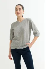 Sweater gris de tejido de punto, con escote en V y mangas 3/4.