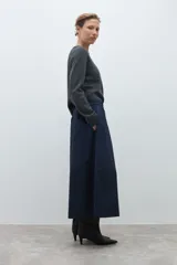 Falda larga azul marino de corte recto y holgado, con cintura elástica.