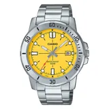 Reloj Casio plateado con caja y correa de acero inoxidable, esfera amarilla con indicadores horarios y manecillas plateadas, y función de calendario. Resistente al agua hasta 50 metros.