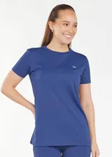 Camiseta deportiva azul con tejido transpirable de secado rápido y logo pequeño en el pecho.