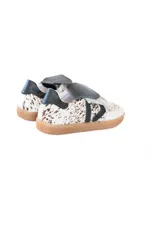Championes con estampado animal print en tonos tierra, lengüeta de cuero natural y suela de goma.