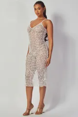 Vestido midi de encaje blanco con breteles finos y silueta ajustada.