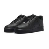 Zapatillas Nike Air Force 1 '07 de cuero negro, con suela de goma y logo de Nike en los laterales.