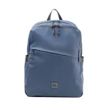 Mochila azul de símil cuero con acabado aterciopelado, asa de mano textil, acceso principal con cierre, dos compartimentos internos (uno acolchado para notebook), bolsillo interno con cierre, dos bolsillos externos con cierre y dos bolsillos laterales sin cierre.