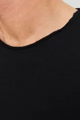 Camiseta de manga corta Jack & Jones Essentials, color negro, con cuello redondo y corte regular.