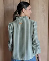 Blusa celeste con cuello mao y mangas abullonadas.