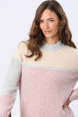 Buzo tejido con diseño de bloques de color en rosa, gris claro y beige. Posee un cuello alto y corte holgado.