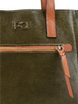 Cartera shopper de cuero vacuno color negro con doble asa de hombro color marrón. Cuenta con bolsillo frontal con cierre y logo metálico de la marca.
