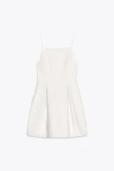 Vestido corto blanco de tejido elástico, con escote recto, tirantes finos ajustables, detalle de pliegues y cierre con cremallera oculta en la costura.
