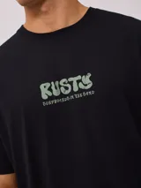 Remera de hombre color crudo, de corte recto y mangas cortas. Estampado frontal y trasero con el logo de la marca.