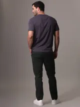 Remera gris con cuello redondo y mangas cortas. Estampado frontal con diseño gráfico que imita un sello de la ciudad de Nueva York.