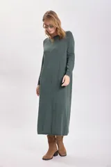 Vestido largo de punto color verde con cuello redondo y mangas largas.
