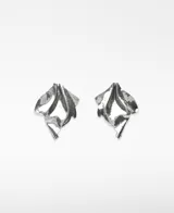 Par de aros grandes plateados con forma abstracta y cierre de broche.
